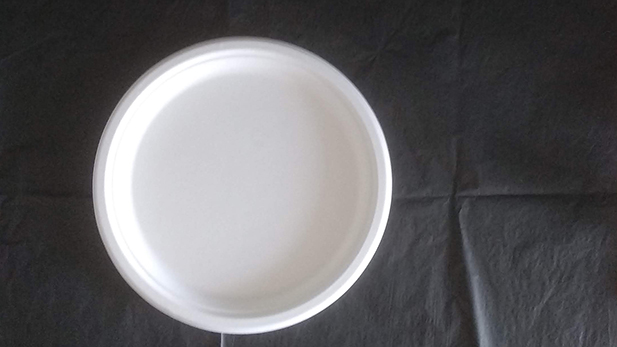Кръгла бяла чиния  в 3 измерения 