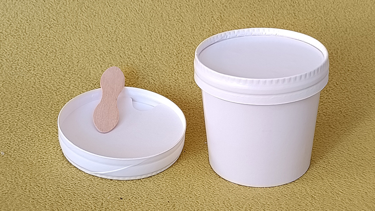 Бели чаши за сладолед със закопчаващ се капак и бял пръстен и дървена лъжица