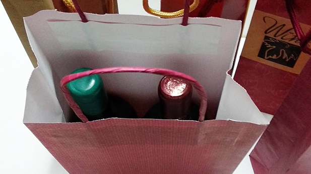 Paper bags for one and two bottles of wine