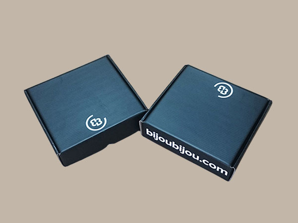 Специални брандирани кутийни конструкции от микровелпапе хартия