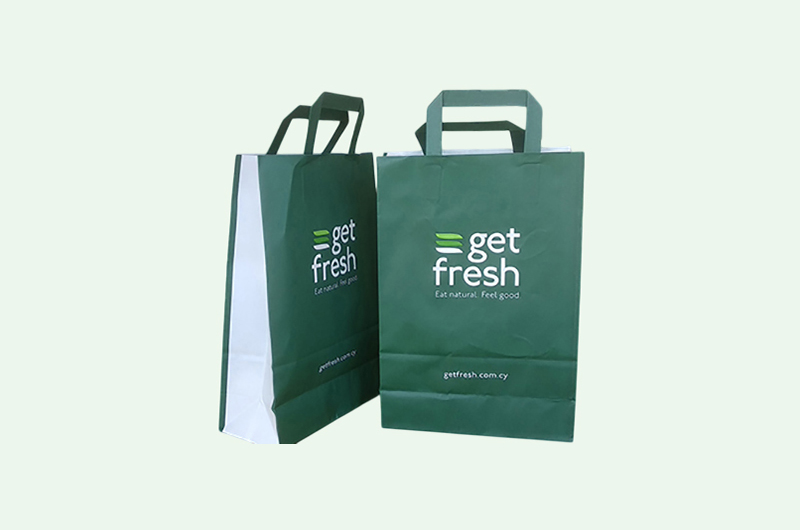 Брандирани крафтови торбички с плоски и усукани дръжки