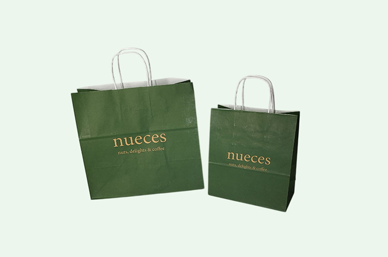 Брандирани крафтови торбички с плоски и усукани дръжки