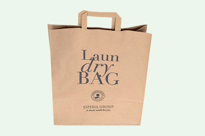 Брандирани крафтови торбички с плоски и усукани дръжки