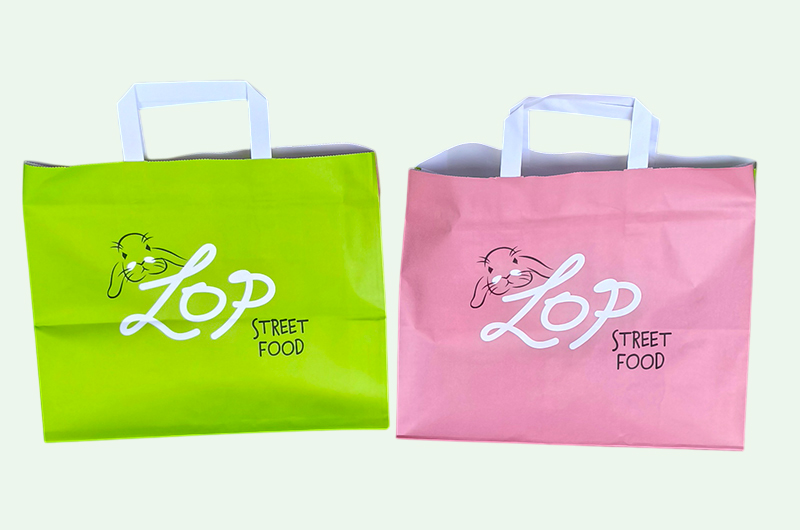 Брандирани крафтови торбички с плоски и усукани дръжки