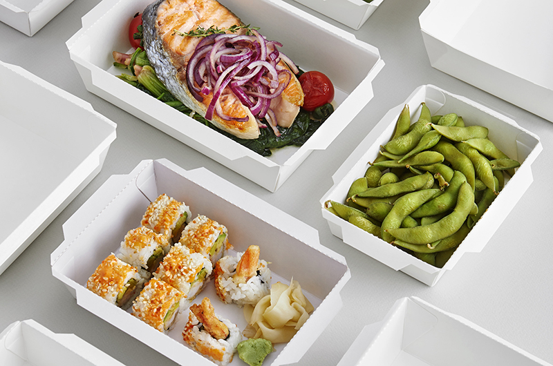 White and Kraft boxes for transporting food and a separate lid