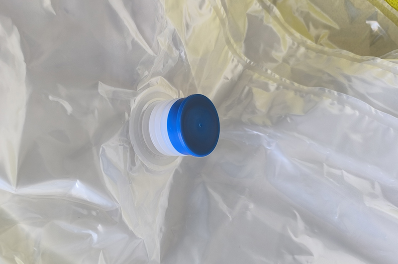 Transparent EVOH milk BiB bags with blue cap